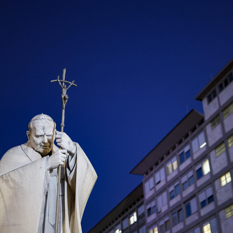 El papa Francisco se mantiene 