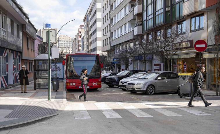 La avenida de Os Mallos recuperará en dos meses el estacionamiento en línea