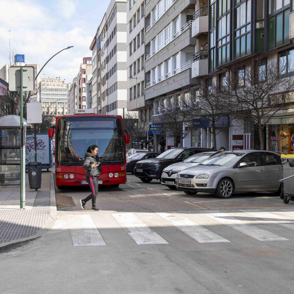 La avenida de Os Mallos recuperará en dos meses el estacionamiento en línea