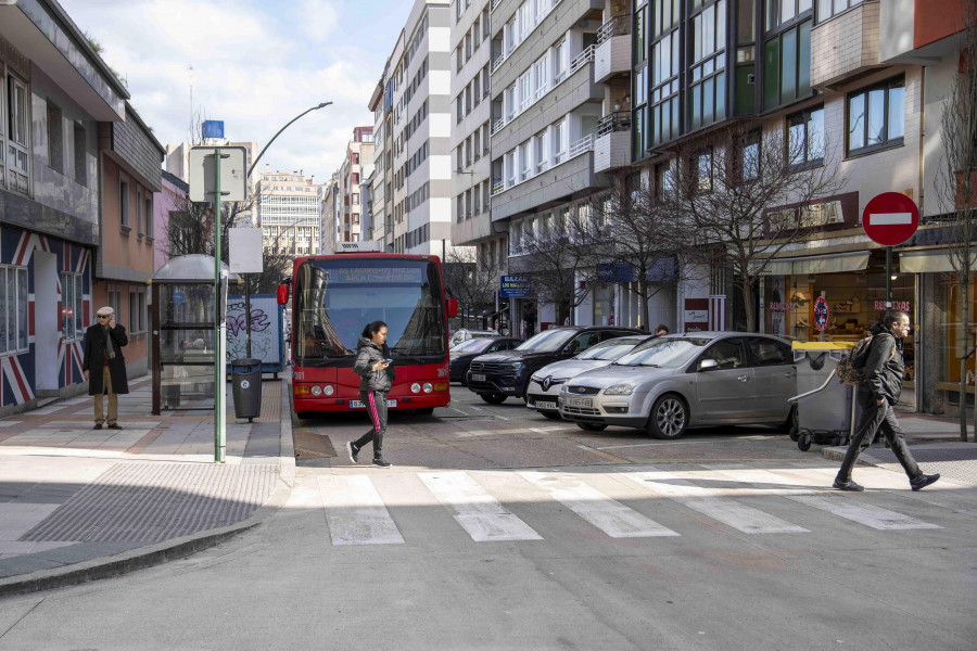 La avenida de Os Mallos recuperará en dos meses el estacionamiento en línea