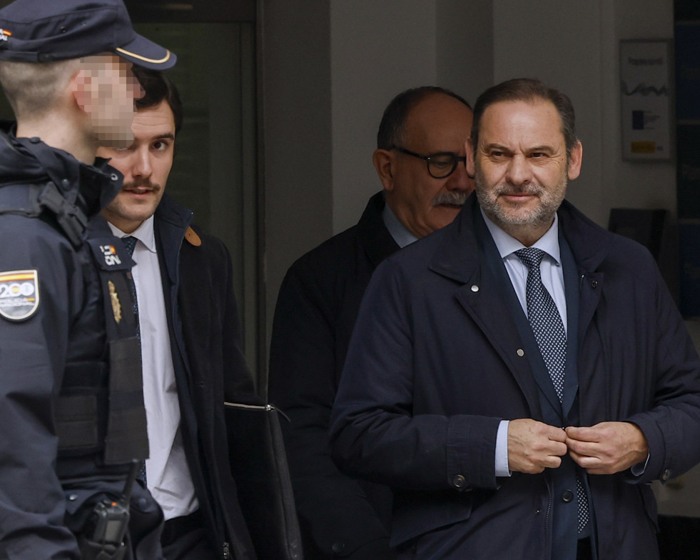 MADRID, 20/02/2025.- El exministro José Luis Ábalos (d) tras salir del Tribunal Supremo, donde ha acudido para declarar como investigado en el denominado caso Koldo, que gira en torno al presunto co