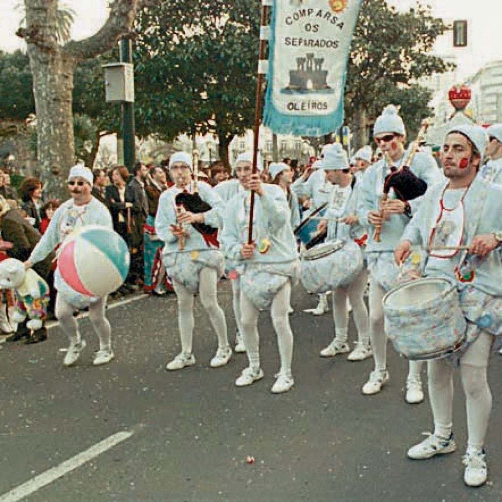 Hace 25 años | Cincuenta mil personas disfrutaron del desfile de comparsas y carrozas