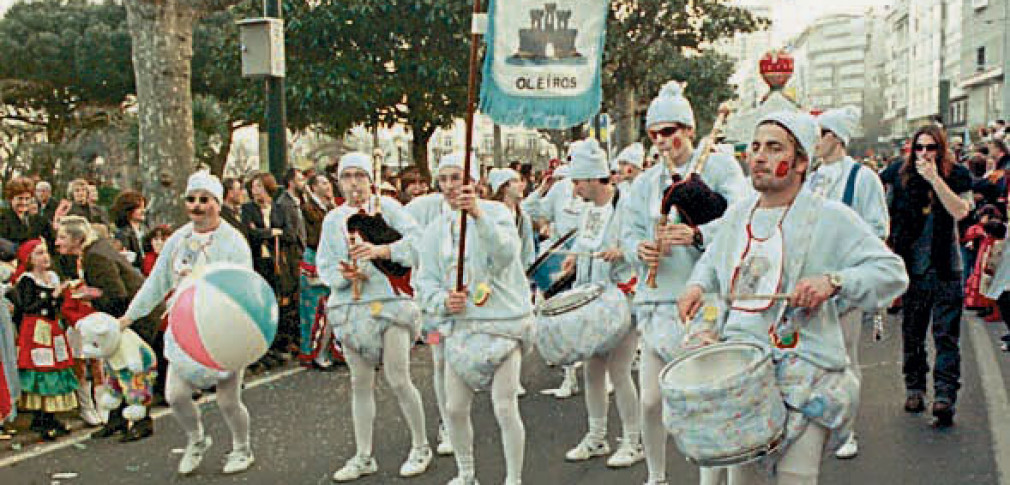 Hace 25 años | Cincuenta mil personas disfrutaron del desfile de comparsas y carrozas