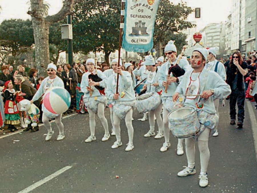 Hace 25 años | Cincuenta mil personas disfrutaron del desfile de comparsas y carrozas