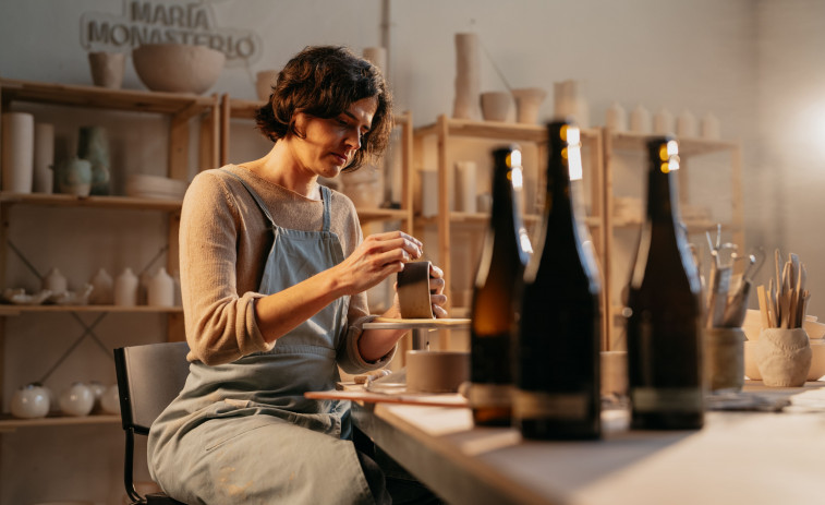 Cervezas Alhambra celebra sus 100 años homenajeando la luz del sur junto a la ceramista María Monasterio