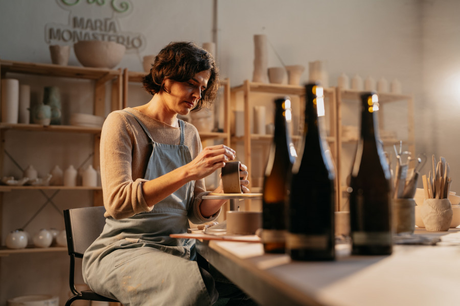 Cervezas Alhambra celebra sus 100 años homenajeando la luz del sur junto a la ceramista María Monasterio