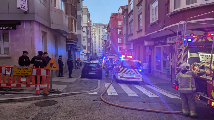 Los bomberos de A Coruña actúan en un incendio en la calle la Paz