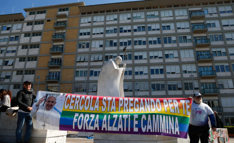 El papa recibe en el hospital a autoridades vaticanas para seguir la situación del mundo