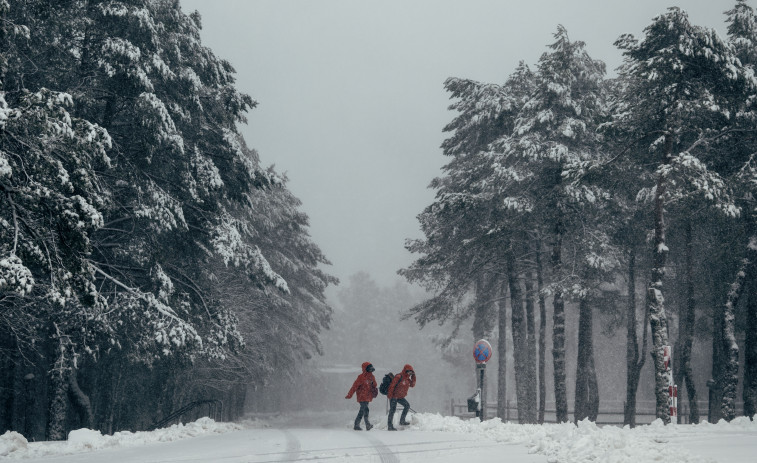 Rescatadas cuatro personas atrapadas en la nieve en el entorno de la estación de Manzaneda