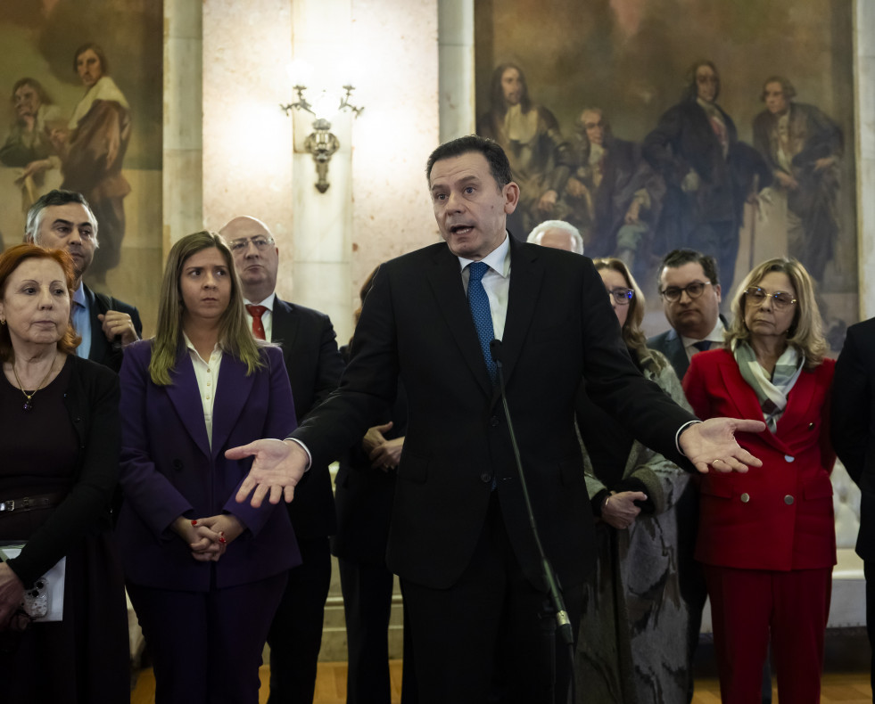 El primer ministro portugués, Luis Montenegro (centro izquierda), habla con la prensa tras el rechazo de la moción de confianza