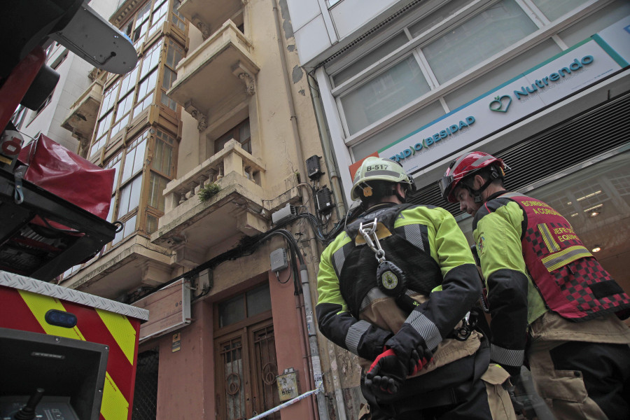 Los Bomberos intervienen en un edificio centenario de A Coruña