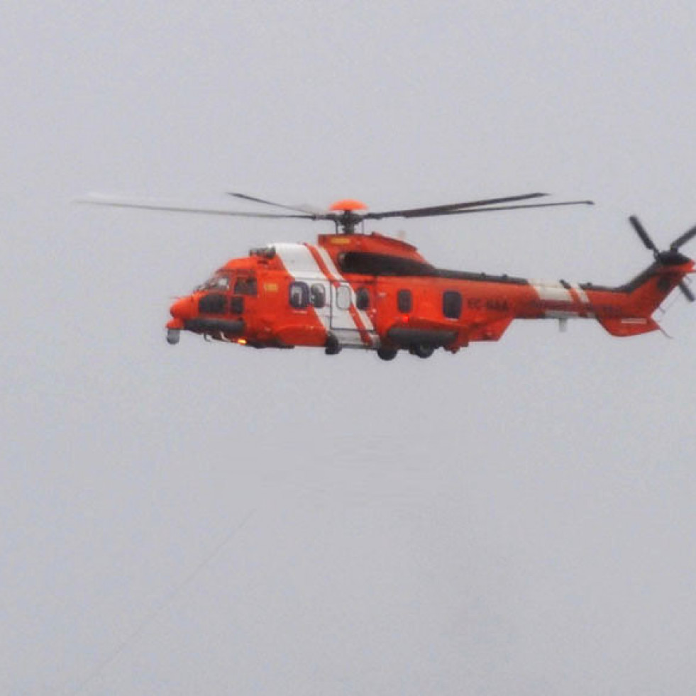 Rescatados dos tripulantes de un pesquero que se hundió frente a la costa de Muxía