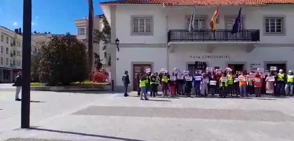 El personal del Ayuntamiento de Cambre sale de nuevo a la calle para exigir mejoras laborales