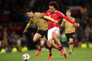 Joshua Zirkzee (R) del Manchester United en acción contra Nayef Aguerd de la Sociedad