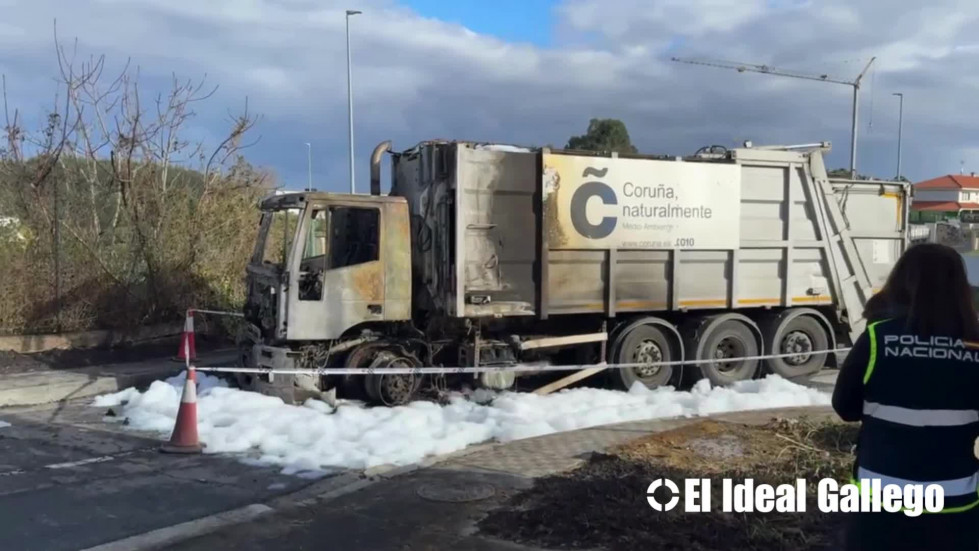 Camión incendiado en la Urbanización Breogán de A Coruña