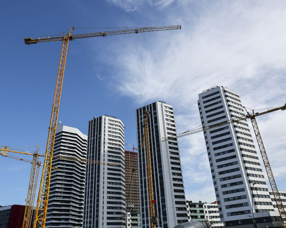 BILBAO, 05/03/2025.- Vivienda en construcción en Bilbao. La compraventa de viviendas inscritas creció un 8,8 % en enero de 2025 con respecto al mismo periodo del año anterior, mientras que las hipo