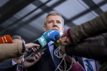 El presidente de la Xunta, Alfonso Rueda, durante la visita realizada a la nueva unidad de cuidados intensivos del complejo hospitalario universitario de Ourense