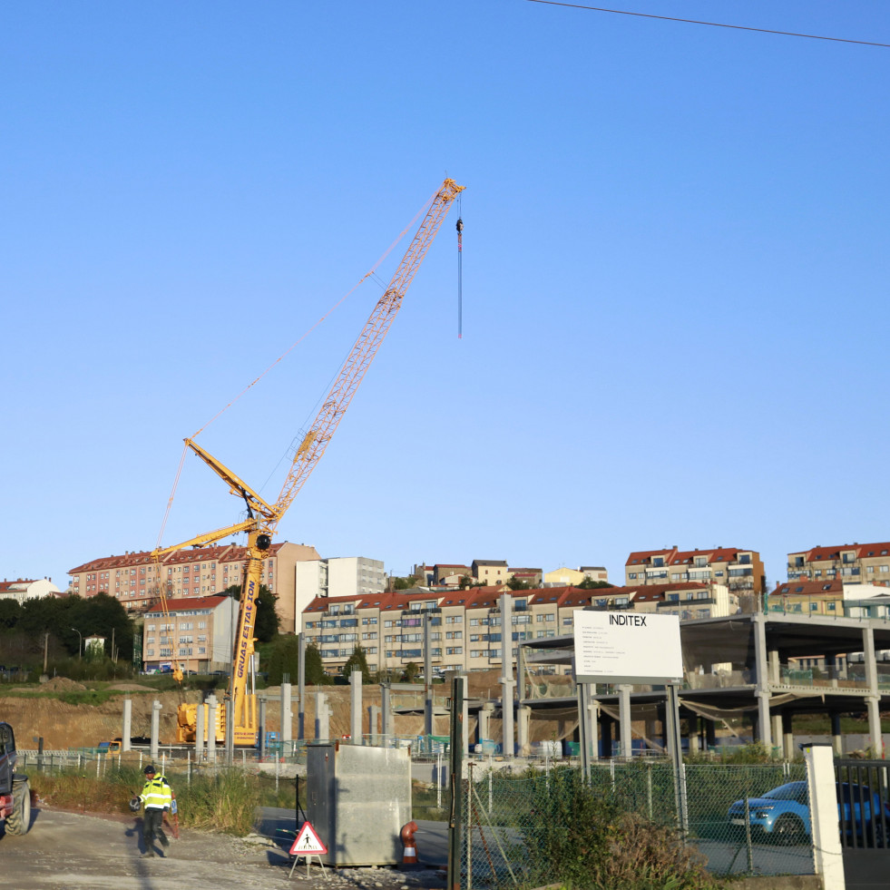 Una grúa de 160 metros instalada para la obra del nuevo comedor de Inditex ‘revoluciona’ Sabón