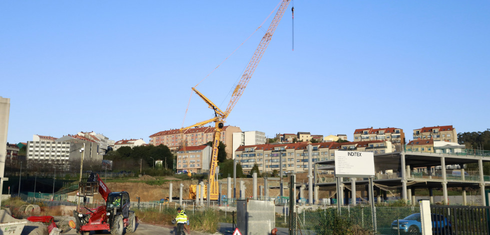 Una grúa de 160 metros instalada para la obra del nuevo comedor de Inditex ‘revoluciona’ Sabón