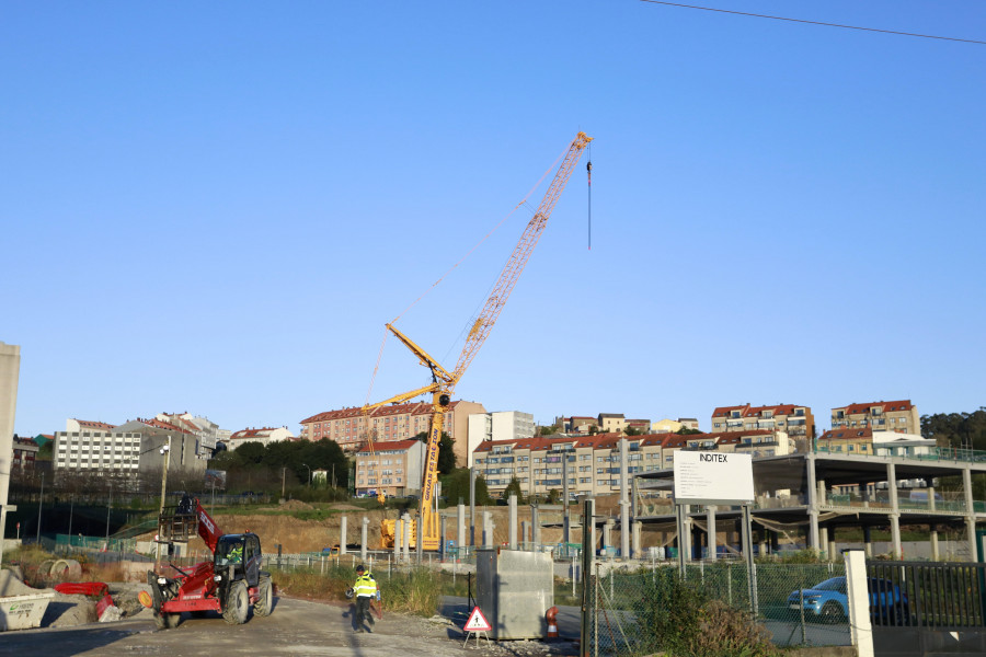 Una grúa de 160 metros instalada para la obra del nuevo comedor de Inditex ‘revoluciona’ Sabón