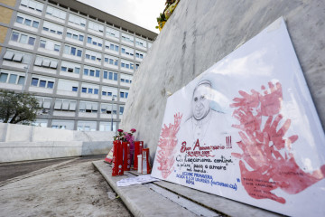 Rome (Italy), 15/03/2025.- Candles, flowers and messages for Pope Francis sit at the base of the statue of Pope St. John Paul II outside the Gemelli University Hospital in Rome, Italy, 15 March 2025. 