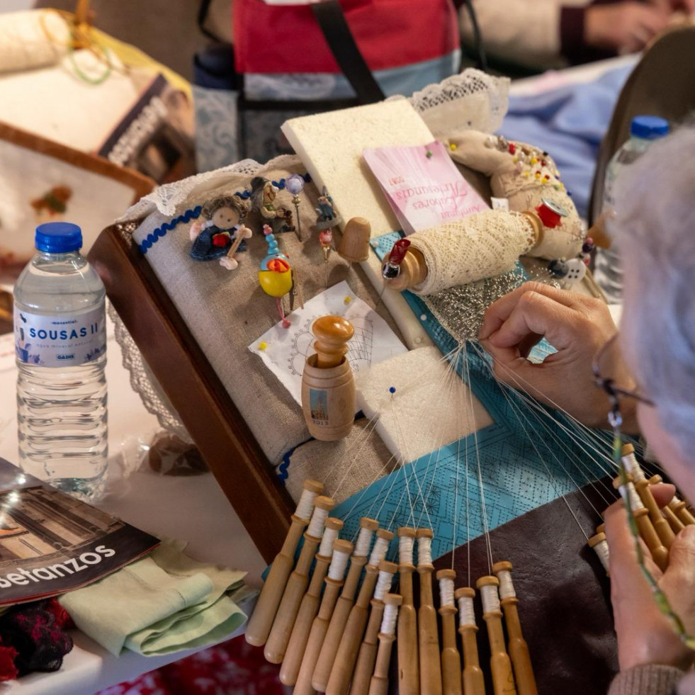 La Xuntanza de Labores Artesanais de Betanzos reunió a unas 300 mujeres en el Edificio Archivo