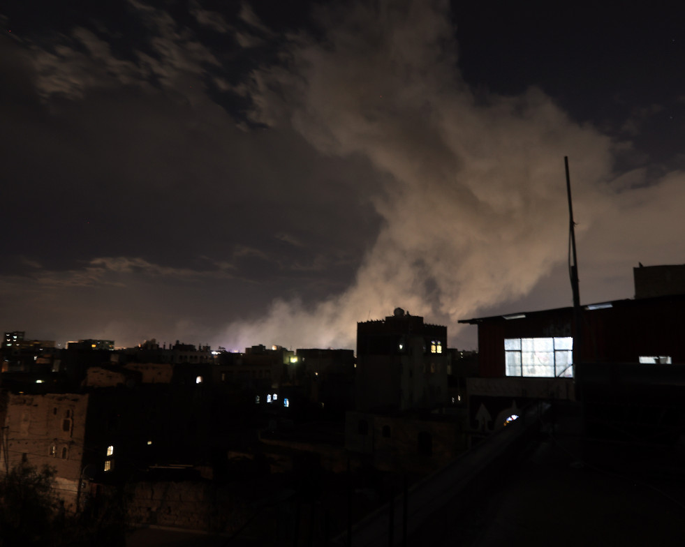 SANA'A (Yemen), 15/03/2025.- Smoke rises from a position following airstrikes in Sana'a, Yemen, 15 March 2025. Three airstrikes targeted a neighborhood in Sana'a, causing powerful explosions, the Hout