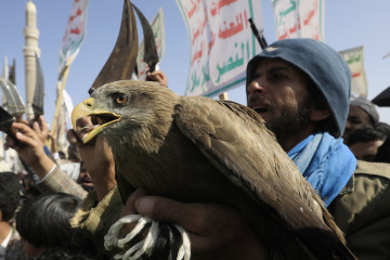 FOTODELDÍA SANA'A (Yemen), 14/02/2025.- Un partidario hutí sostiene un halcón mientras grita consignas durante una protesta contra la política del presidente estadounidense Trump sobre Gaza, en Sa