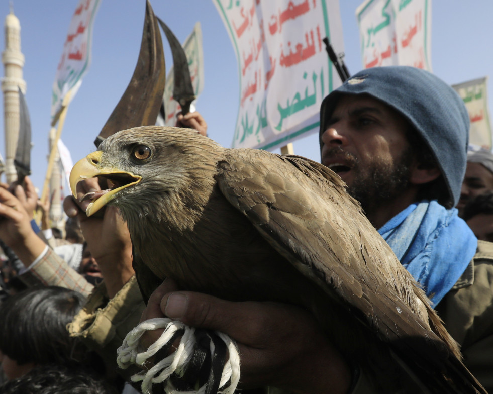 FOTODELDÍA SANA'A (Yemen), 14/02/2025.- Un partidario hutí sostiene un halcón mientras grita consignas durante una protesta contra la política del presidente estadounidense Trump sobre Gaza, en Sa