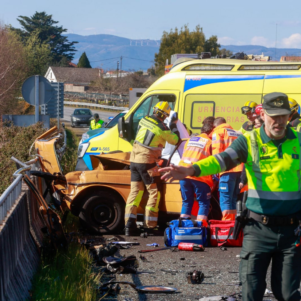 Fallece una mujer en un grave accidente entre un coche y un autobús de turistas en Barrantes