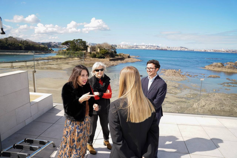 Lorenzana visita el Boutique Hotel Noa de Santa Cruz, “un bó exemplo do contract galego”