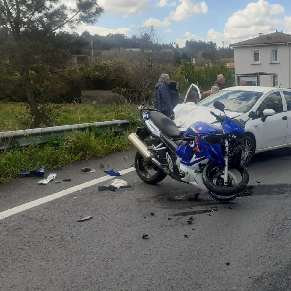 Un motorista resulta herido en una colisión en el tramo peligroso de Infesta, en Betanzos