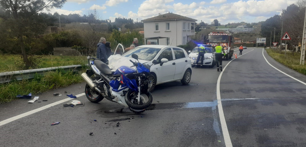 Un motorista resulta herido en una colisión en el tramo peligroso de Infesta, en Betanzos