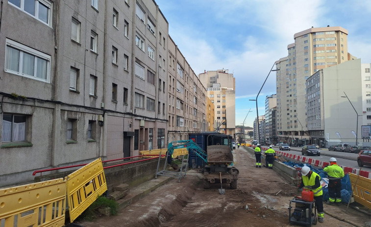 Vuelven las obras a las Casas de Franco con el derribo del polémico muro