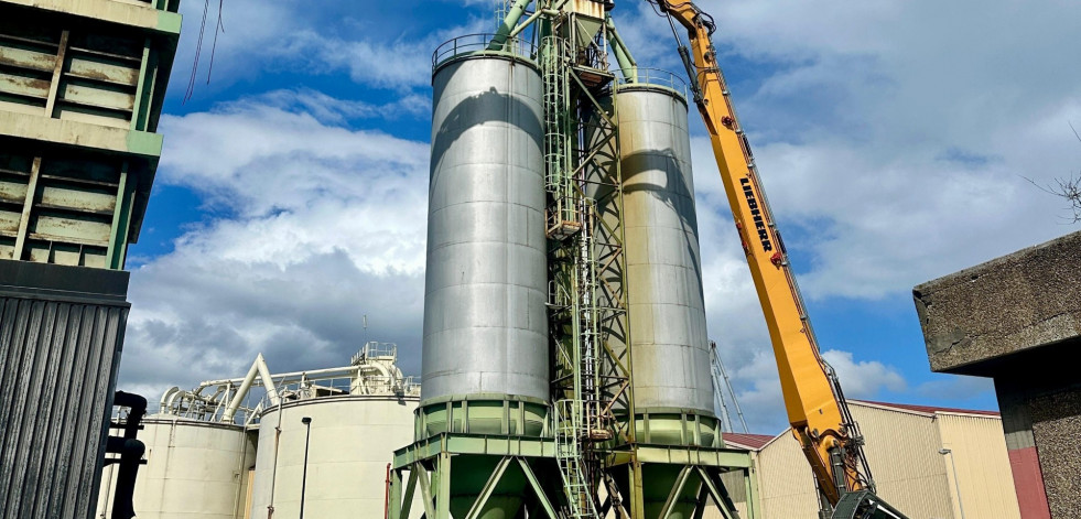 Repsol desmantela los silos de carbón del muelle de San Diego