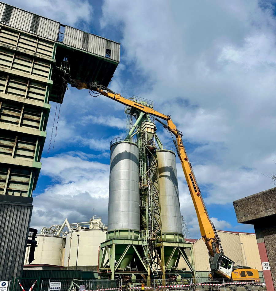 Repsol desmantela los silos de carbón del muelle de San Diego