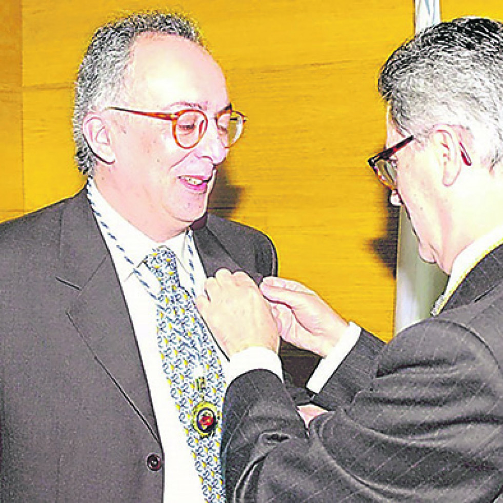 Hace 25 años | González Laxe recibe la Medalla de Oro de la Universidad de A Coruña