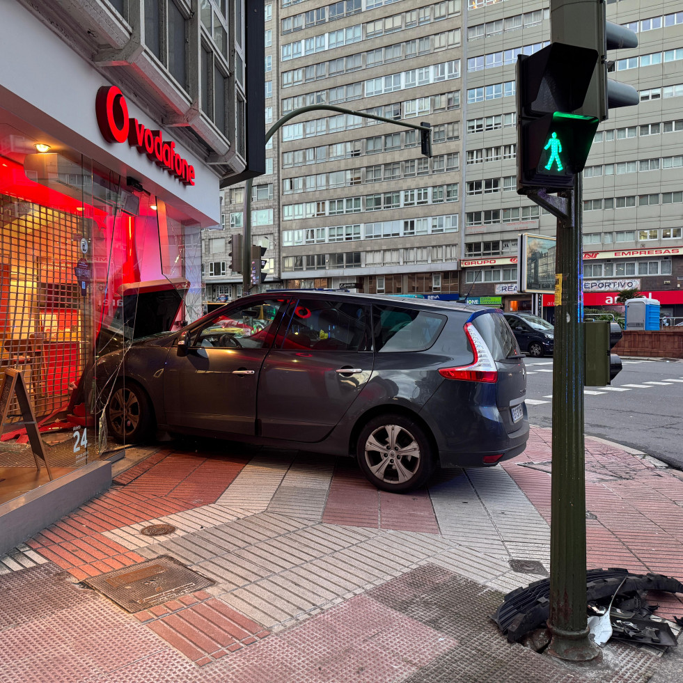 Un coche se empotra contra la tienda Vodafone de la plaza de Pontevedra de A Coruña