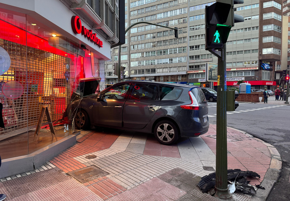 Un coche se empotra contra la tienda Vodafone de la plaza de Pontevedra de A Coruña