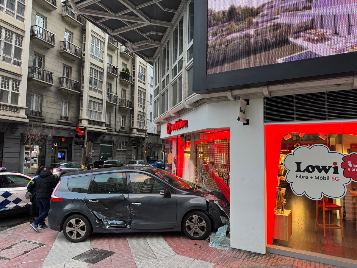 Un coche se empotra contra el Vodafone de la plaza de Pontevedra en A Coruña @ Javier Alborés (2)