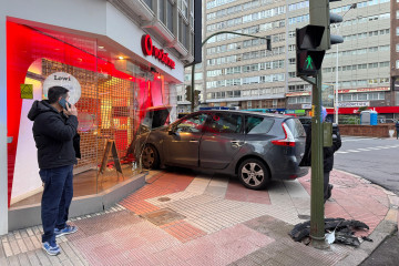 Un coche se empotra contra el Vodafone de la plaza de Pontevedra en A Coruña @ Javier Alborés (4)