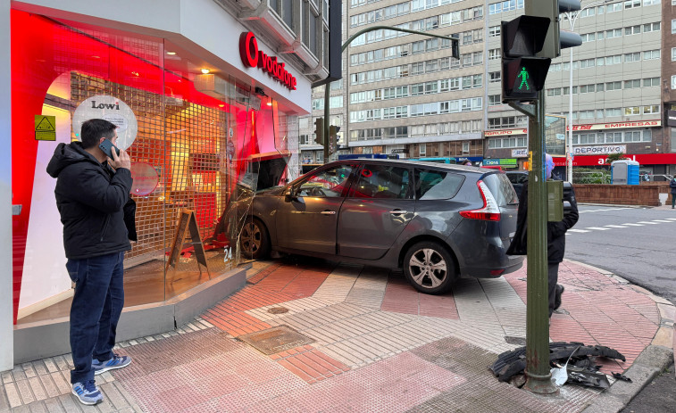 Un coche se empotra contra la tienda Vodafone de la plaza de Pontevedra de A Coruña