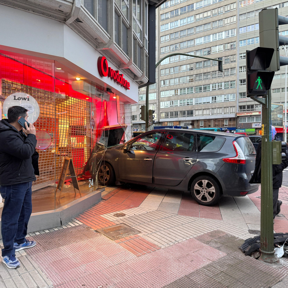 Un coche se empotra contra la tienda Vodafone de la plaza de Pontevedra de A Coruña