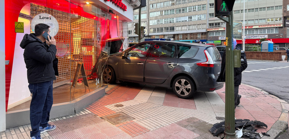 Un coche se empotra contra la tienda Vodafone de la plaza de Pontevedra de A Coruña