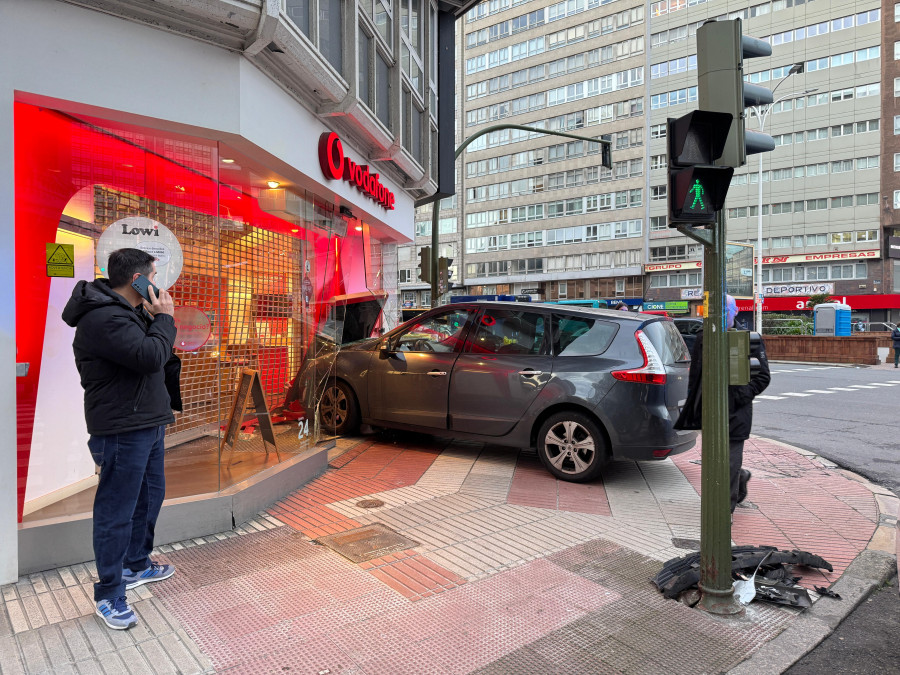 Un coche se empotra contra la tienda Vodafone de la plaza de Pontevedra de A Coruña