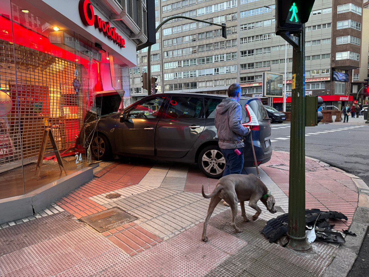 Un coche se empotra contra el Vodafone de la plaza de Pontevedra en A Coruña @ Javier Alborés (1)