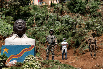 Bukavu (Congo, The Democratic Republic Of The), 27/02/2025.- A soldier of the M23 armed group stands guard next to a statue of former Congo President Laurent Kabila in Bukavu, South Kivu, Democratic R