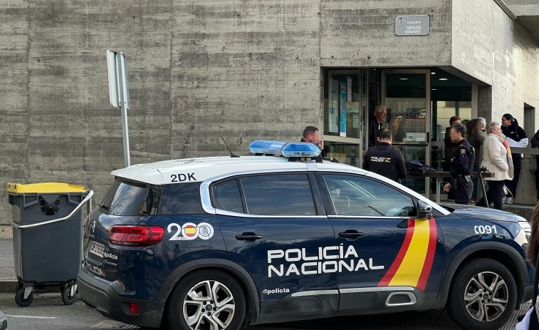 Pelea con navajas entre jóvenes frente al ambulatorio de Os Mallos