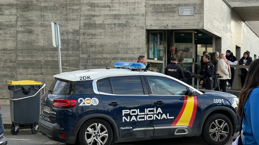 Pelea con navajas entre jóvenes frente al ambulatorio de Os Mallos