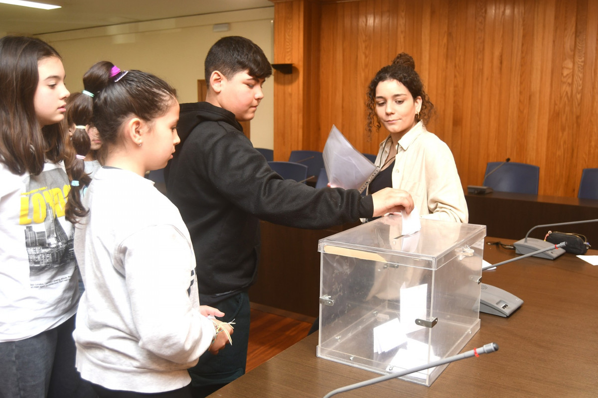 Los alumnos del CEIP Portofaro simulan unas elecciones y votan para elegir a sus representantes